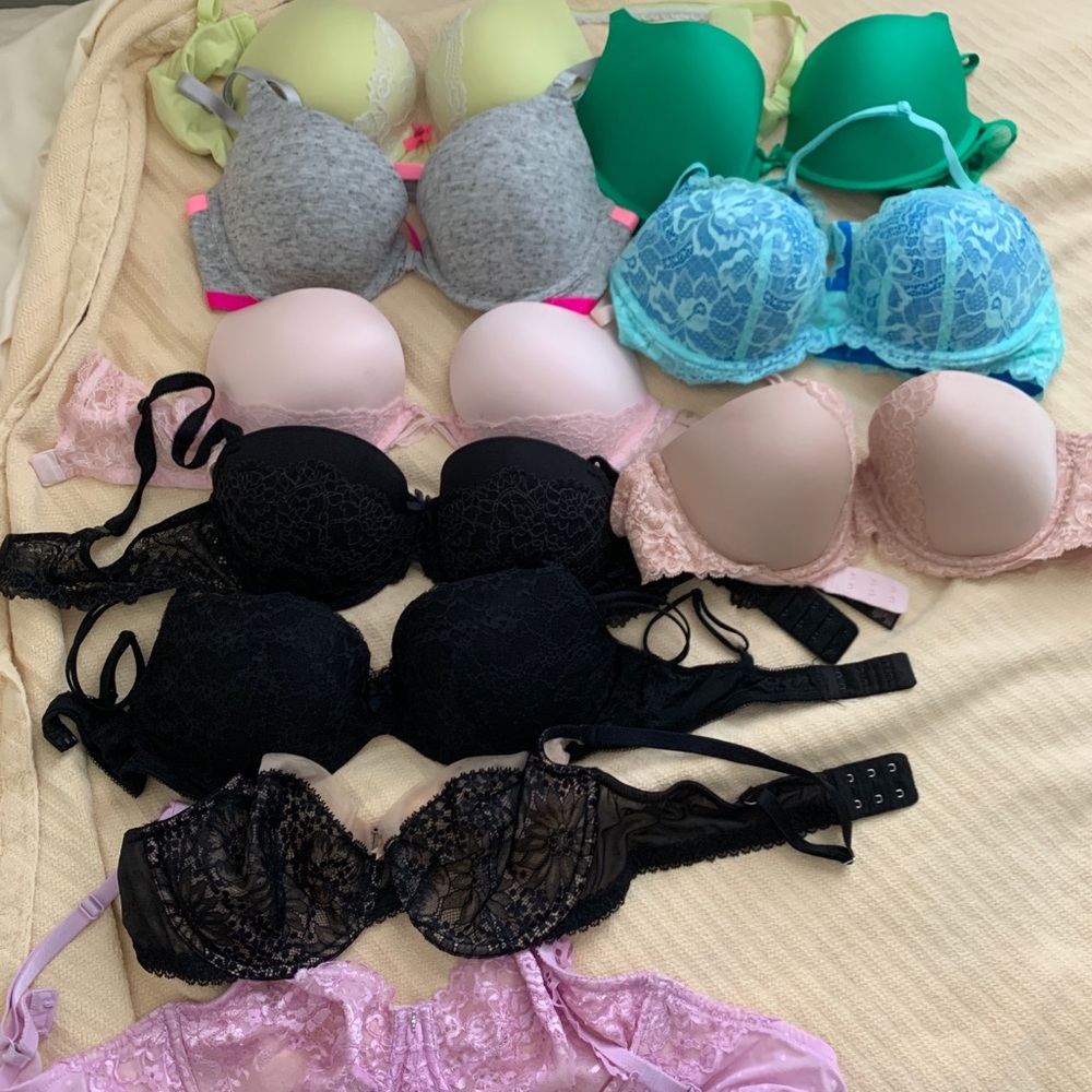 10 Victoria’s Secret bras (36C)